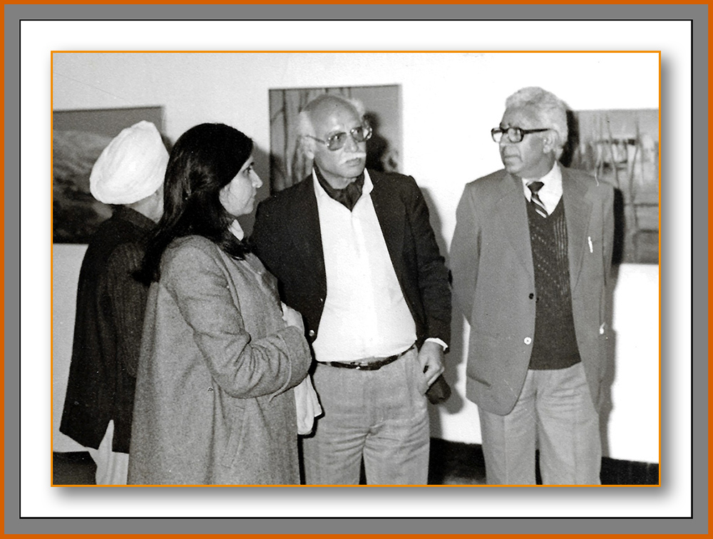 Manohar Kaul’s childhood friends from Rainawari, Srinagar — Ragunath Raina and Prof. H. N. Durrani — in discussion with artist Kishori Kaul