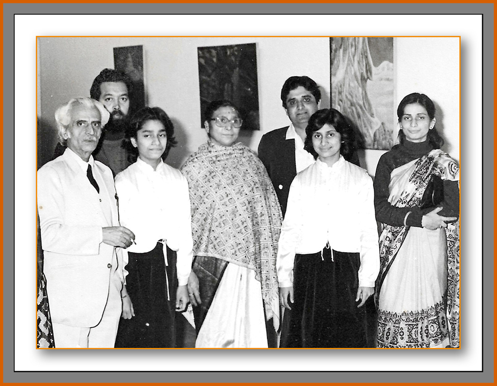 Manohar Kaul with artist K. Khosa, granddaughter Ronika, wife Mohini, son-in-law Shammi, and daughters Ritu and Sudha